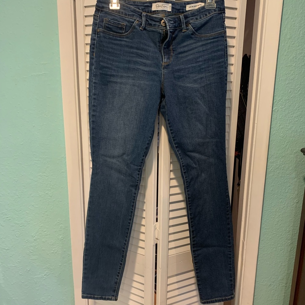 Mid-rise skinny jeans